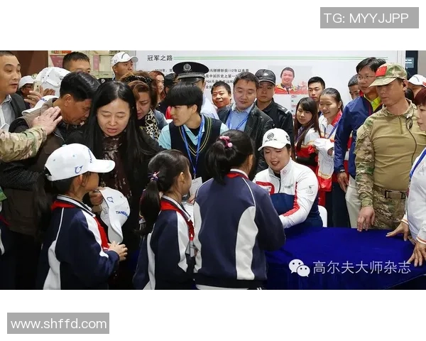 球迷在比赛日现场求婚，现场掌声不断