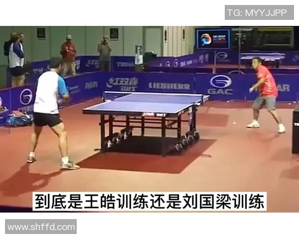 球队老板亲自下场训练引发热议 现场滑稽画面令人捧腹